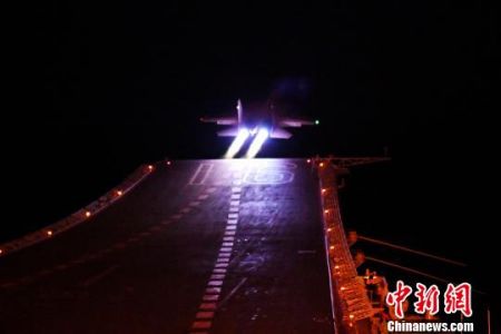 歼-15舰载战斗机进行夜间滑跃起飞训练。　任文涛 摄