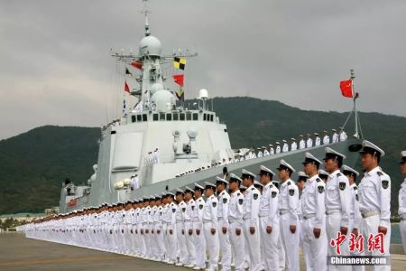 　资料图：2008年12月26日，中国人民海军首批护航编队解缆出征。中新社发李唐 摄