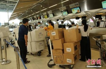 　　1月31日，泰国华人华侨爱心人士捐赠的一批防护服、口罩等物资在曼谷素万那普机场办理手续准备运往武汉。 王国安 摄