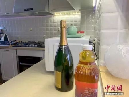 　　在其位于汉阳区住所里医疗物资摊放屋内走廊两侧，空荡的厨房酒吧台上一瓶未开封的法国香槟格外显眼。中新社记者 杨程晨 摄