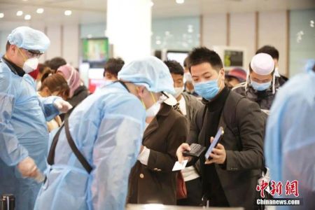 2月26日13时30分，江西首趟复工复产包机航班载着上百名返岗职工降落在南昌昌北机场。中新社记者 姜涛 摄