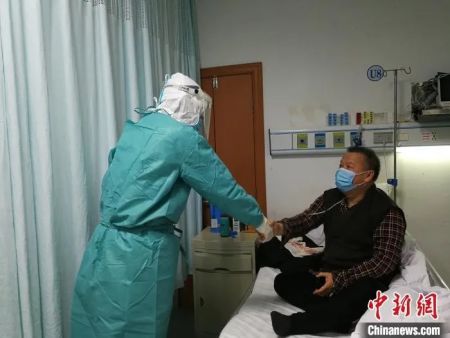 　　汉口医院呼6病区危重病人知道王昊等5名队员要转战其他医院，主动与队员握手告别。　受访者供图 摄