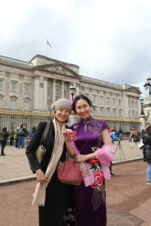 　授勋结束后，朱小久和姐姐在白金汉宫门口合影。(图片来源：欧洲时报记者侯清源 摄)