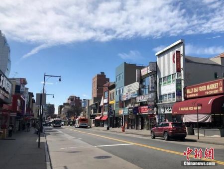 纽约市华人聚居区法拉盛的罗斯福大道，往日人头攒动的街头行人寥寥。图片来源：中国新闻网