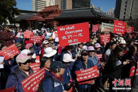 当地时间2月29日，民众在旧金山参加反歧视游行，反对因为新型冠状病毒而歧视华裔人口的行为，支持中国及全球的抗击疫情行动。中新社记者 刘关关 摄