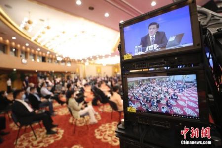 　　5月21日，十三届全国人大三次会议新闻发布会在北京人民大会堂新闻发布厅举行，由大会发言人张业遂就大会议程和人大工作相关问题回答中外记者提问。 中新社记者 杜洋 摄