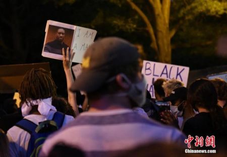 　　当地时间5月30日，反种族歧视抗议活动继续在美国首都华盛顿进行。美国明州非裔男子乔治·弗洛伊德遭暴力执法死亡事件持续发酵。 中新社记者 陈孟统 摄