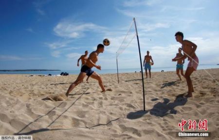 　　随着疫情缓解，西班牙逐步放宽限制措施，一些省份放宽了解封第二阶段的一些限制。图为民众在沙滩上玩网式足球。