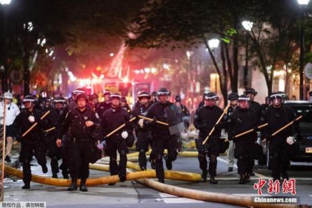 　　当地时间5月30日，美国费城的抗议活动中，警察走上街头维护治安。