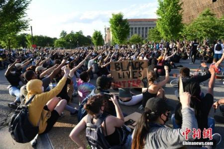 　　当地时间5月30日，反种族歧视抗议活动继续在美国首都华盛顿进行。图为示威者在非裔美国人历史文化国家博物馆前抗议。 中新社记者 陈孟统 摄