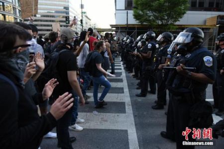 　　美国华盛顿街头抗议的示威者。中新社记者 陈孟统 摄