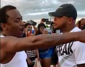 　　抗议现场，两名黑人男子情绪激动，难掩愤怒。图片来源：社交媒体截图。
