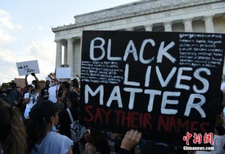 　　反种族歧视抗议活动继续在美国首都华盛顿进行。
