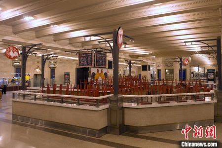　　当地时间6月8日，纽约市中央车站地下餐饮广场，大多数商家仍未营业。中新社记者 马德林 摄