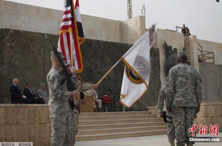 　　资料图：2011年12月15日，美国驻伊拉克部队在巴格达附近的军事基地举行了降旗仪式。这标志着历时八年多的美国伊拉克战争正式画上句号。