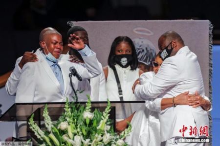 　　当地时间6月9日，美国遭暴力执法死亡的非裔男子弗洛伊德的葬礼将在得克萨斯州休斯敦举行，人们泪别弗洛伊德。