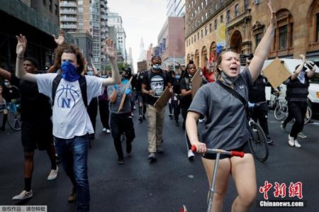 　　当地时间6月1日，美国纽约市曼哈顿区，民众走上街头，举行反种族歧视抗议活动。