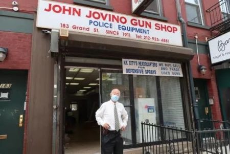 乔维诺枪店经理古角和接收25年的店铺。(图片来源：美国《世界日报》/张晨 摄)