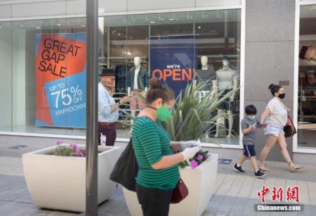 　　当地时间6月26日，美国北加州圣克拉拉县市民在斯坦福购物中心购物，包括旧金山在内的加州多个县决定放缓重启经济的步伐。 中新社记者 刘关关 摄