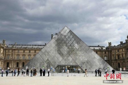当地时间7月6日，法国巴黎卢浮宫恢复开放，采取严格的疫情防控措施，控制参观人数。