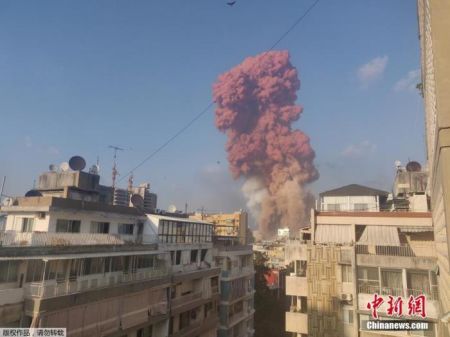 　　当地时间8月4日下午6时左右，黎巴嫩首都贝鲁特港口区发生巨大爆炸，多栋房屋受损，玻璃被震碎，天空升起粉色蘑菇云和浓烟。