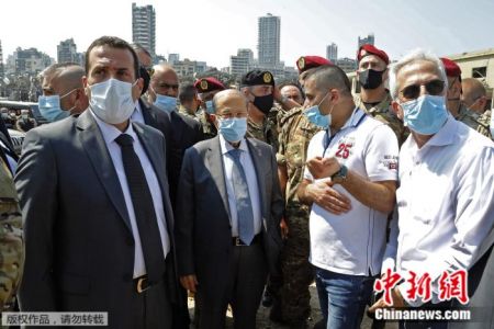 资料图：黎巴嫩总统奥恩在爆炸后的现场视察(中)。