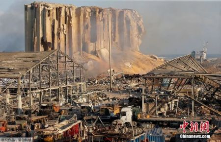 　　贝鲁特港口一片废墟。图片来源：中新网