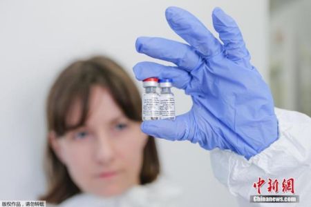 　　图为近日，在位于俄罗斯首都莫斯科的“加马列亚”流行病与微生物学国家研究中心，工作人员展示新冠疫苗。