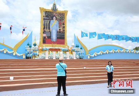 　　8月12日，游人在曼谷王家田广场的泰国诗丽吉王太后画像前摄影留念。当天是诗丽吉王太后88岁生日，也是泰国的母亲节。泰国各界人士通过各种方式庆祝王太后寿辰，同时也向全国所有的母亲送上祝福。中新社记者 王国安 摄