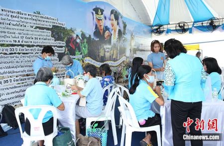　8月12日，曼谷市民在商品展销活动上体验手工制作。中新社记者 王国安摄