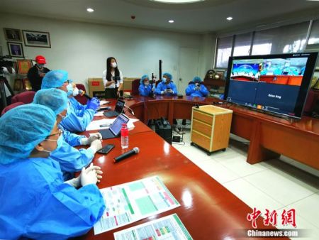 　　当地时间2020年3月24日，在中国驻菲律宾使馆安排下，菲律宾中华崇仁医院与中国抗疫专家远程连线研究治疗方案。中新社记者 关向东 摄