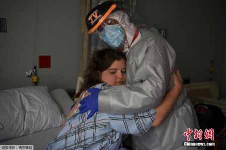 　　约瑟夫是美国联合纪念医疗中心的首席医疗官，他与护士克里斯蒂娜在病房内拥抱。克里斯蒂娜在一次轮班期间报告感觉身体不适，随后新冠病毒检测结果呈阳性。