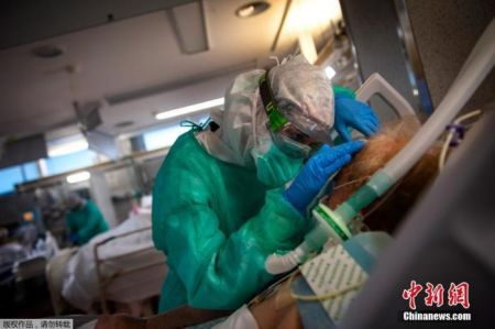 　　当地时间4月16日，在西班牙西北部维戈的Povisa医院重症监护室，医护人员在照顾新型冠状病毒患者。