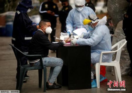 　　当地时间8月22日晚，秘鲁警方对一家违反防疫规定经营的夜店采取取缔行动。图为被拘者在进行核酸检测。