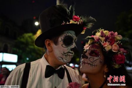 　资料图：墨西哥民众在亡灵节参加巡游活动。