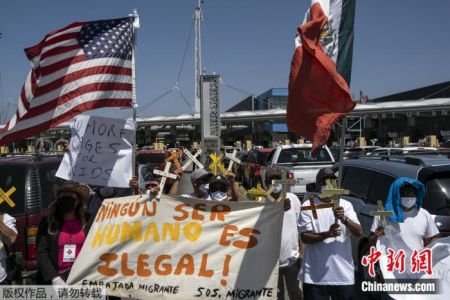 　　当地时间7月8日，在墨西哥蒂华纳的边境口岸，移民团体抗议美国总统特朗普的移民政策。