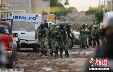 　当地时间7月1日，武装分子冲进墨西哥中部的一家戒毒中心并开枪，造成26人死亡，5人严重受伤。图为袭击发生后，墨西哥国民警卫队队员在案发现场。
