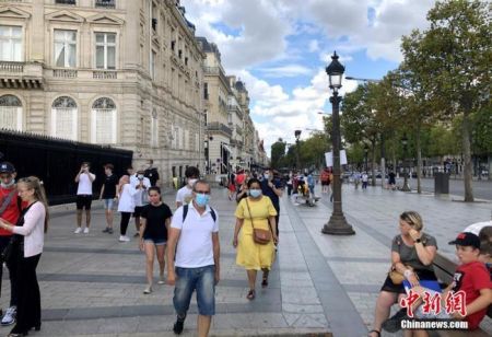　　当地时间8月14日，巴黎被法国官方列为新冠病毒传播“高风险地区”。图为当天在巴黎香榭丽舍大街的民众，其中一些人仍未戴口罩。 中新社记者 李洋 摄