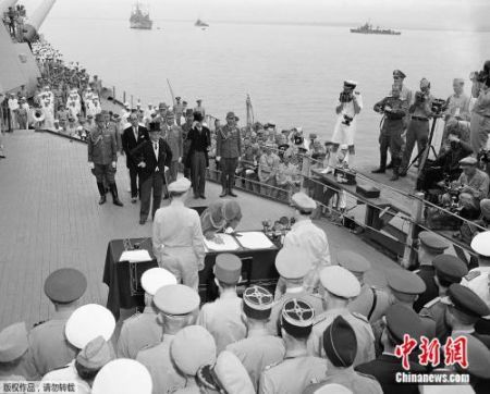 　　1945年9月2日，日本投降的签字仪式在停泊于日本东京湾的美国战列舰“密苏里号”上举行。