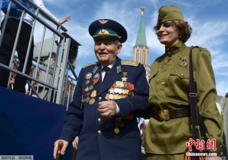 　　资料图：2015年5月9日，俄罗斯卫国战争胜利70周年阅兵式即将举行，等待阅兵式开始的“二战”老兵抵达红场。