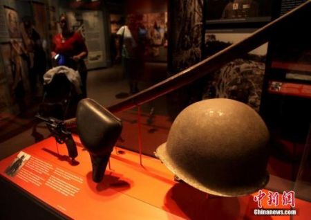 　　2015年8月2日，位于美国路易斯安那州新奥尔良市的国家二战博物馆，展出盟军士兵在太平洋战场缴获的战利品。 中新社发 王欢 摄