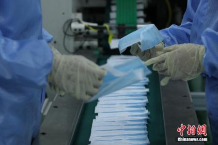 　　资料图：3月18日，北京市一公司口罩生产流水线。中新社记者 蒋启明 摄
