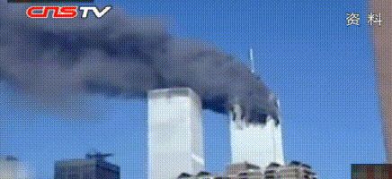 　　2001年9月11日，被恐怖分子劫持的飞机撞向世贸大楼。