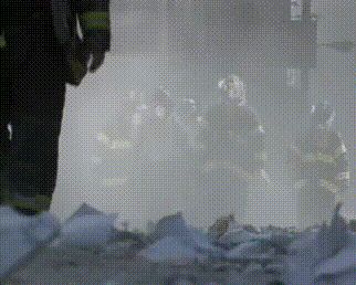 　　2001年9月11日，消防员在世贸大楼附近投入救援，300多位消防员在“9·11”灾难中殉职。