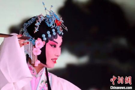 　　资料图： 昆曲演员在南京文艺综合形象平台“金陵大剧场”上线仪式上表演节目。　泱波　摄