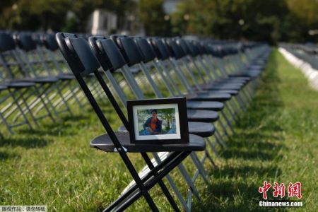 资料图：当地时间10月4日，美国首都华盛顿，2万把椅子摆放在白宫外南侧草坪上，悼念美国超过20万新冠逝者。