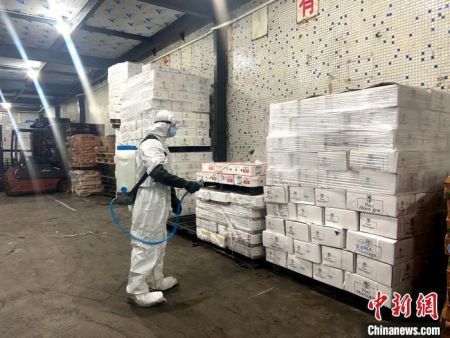 资料图：工作人员对进口冻品进行入库前的消杀 广州市市场监督管理局 供图