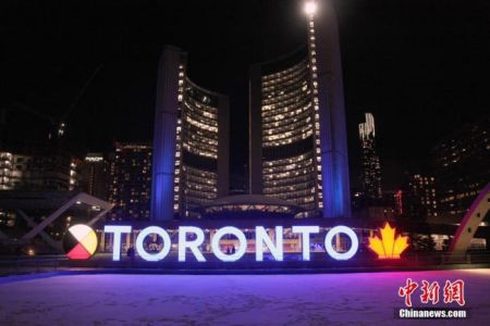 　当地时间11月23日，加拿大多伦多市政厅广场亮起地标彩灯，但广场上游人寥寥。当天，多伦多和与之相邻的皮尔地区被划入防疫级别最高的“灰色地区”，重新实施至少为期28天的封禁。