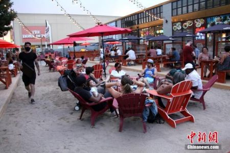 　当地时间8月23日，加拿大多伦多一处沙滩主题的街边露天餐吧吸引顾客前来享受夏日周末。