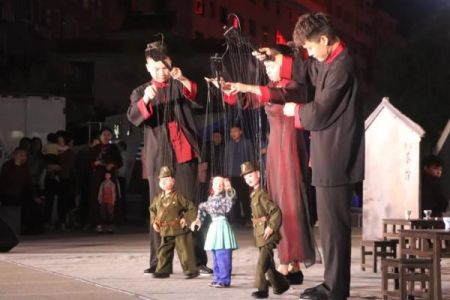 　木偶戏，古称“傀儡戏”、“吊线戏”，是中国戏剧艺术较早的一种，其中的提线木偶戏，在明朝初年由福建传入梅州市五华地区后，便被赋予了浓浓的客家风情，深受群众喜爱。韩辉 摄